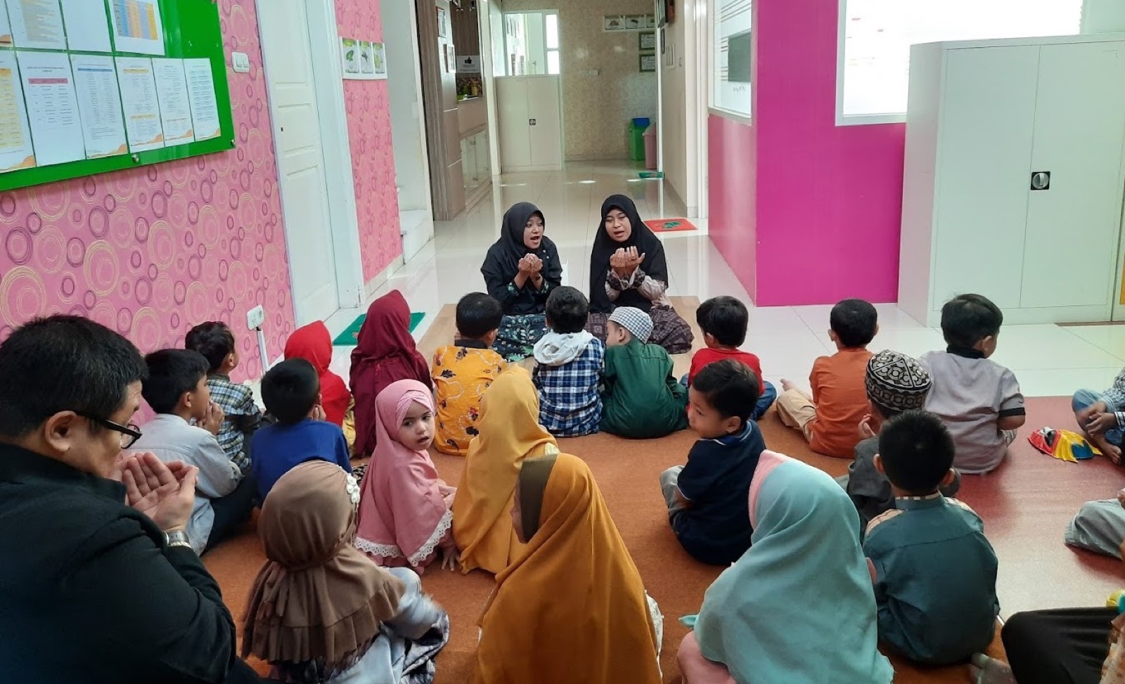 Anak-anak belajar Al-Qur'an bersama guru